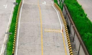 半坡起步定点停车技巧 半坡起步定点停车技巧